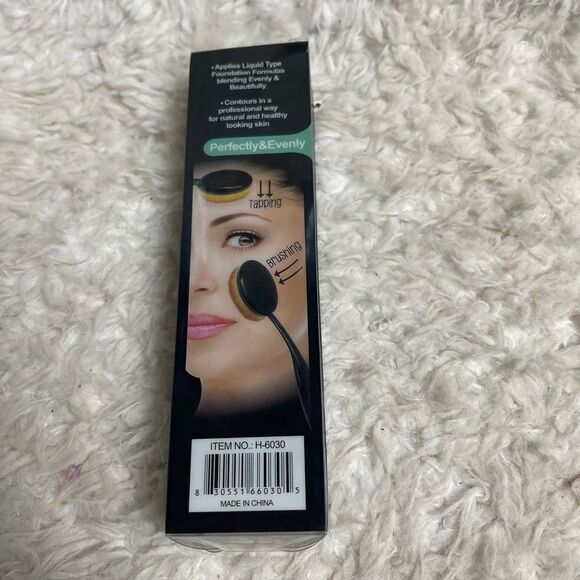 New in box Oval Blending & Contouring Brush - Picture 3 of 6
